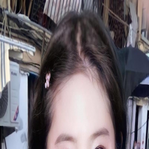 都说刘亦菲是“梨形腿”，与粉丝合影曝光，看清生图：腿型太真实