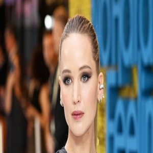 詹妮弗·劳伦斯新片将上映，首映式上她身穿透明连衣裙比影片性感