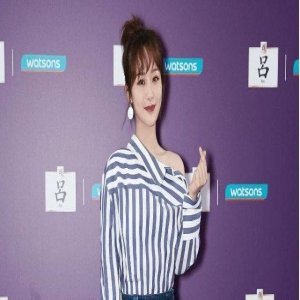 杨紫将时尚玩出新花样，穿纸片版牛仔短裤搭配病号服美翻了！