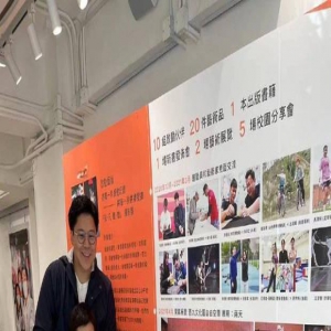 霍启刚一家五口看展览 郭晶晶自拍全家福画面温馨