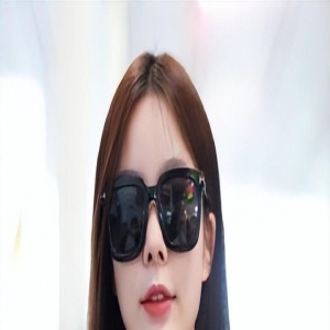 陈卓璇今日现身北京首都机场，黑色吊带裙，简约不失小性感