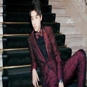 王俊凯在时尚秀上再换新造型，现在西装裤都流行这个长度？