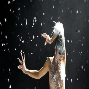 杨丽萍造型引争议！超长指甲拿咖啡掉落不管，助理蹲地打扫显卑微