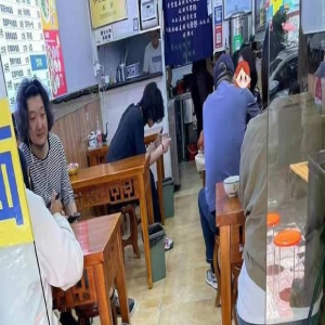 王大治带妻子现身平价菜馆 发型凌乱颇显沧桑 ​