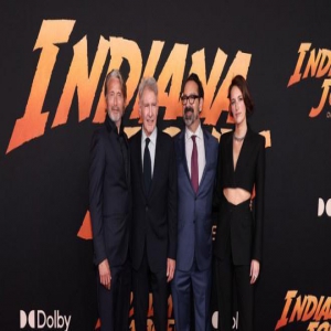 《夺宝奇兵5》举行首映式 哈里森·福特携妻子出席