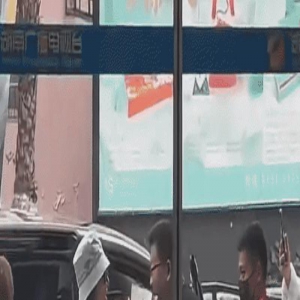 谢娜再去已是嘉宾，她习惯性地走向主持人的化妆间