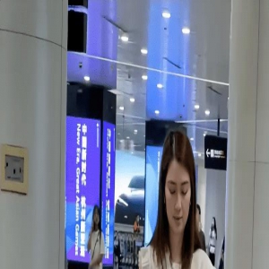 路人在机场拍到洪欣夫妻，她52个子高腿又长又直，张丹峰打扮很潮