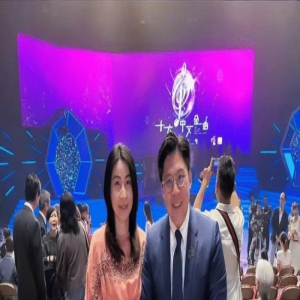 郭晶晶不愧是顶级贤内助！穿休闲装带孩子支持老公事业，女儿好美