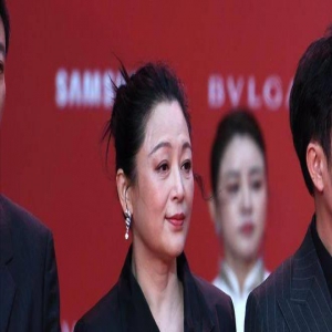 陈红真显年龄感了，同框张子枫明显是长辈，穿得气场足脸却暴露了