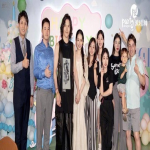 向佐郭碧婷为儿子举办1周岁生日宴，向太抱孙女开怀大笑，她是最后赢家了