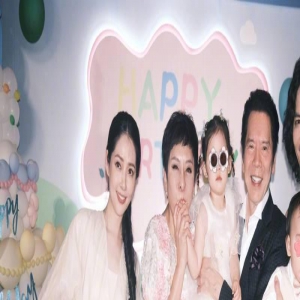 向太为长孙举办周岁宴，向佐新造型曝光，被网友看成是保姆阿姨