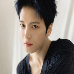 世纪破冰！金在中开公司「SM娱乐竟送花环」　本人笑翻开心合照影片曝光