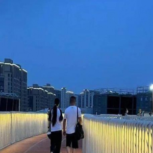 毫无星味？郭碧婷带娃近照含胸驼背，仿佛老了20岁