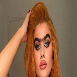 26岁女模特因浓密连眉走红网络，面对的嘲笑和侮辱毫不在意