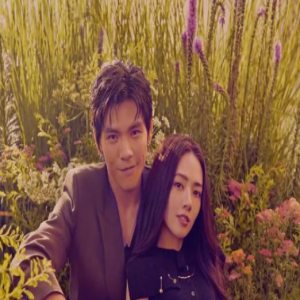 向太晒周岁长孙正脸！向佐邋遢似保姆，紧拥郭碧婷遮小腹疑怀三胎