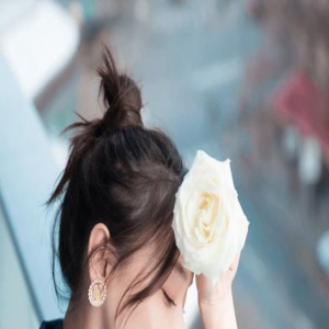 袁姗姗回老家参加表弟婚礼，低调打扮，人品和内心美爆棚！