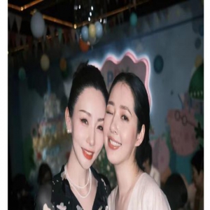 高晓松前妻晒和郭碧婷合影，周岁宴海量照片曝光，郭碧婷穿搭被嘲