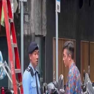 42岁摄影师偶遇55岁陈小春，憔悴老态身形佝偻，曾都是小青霞前任