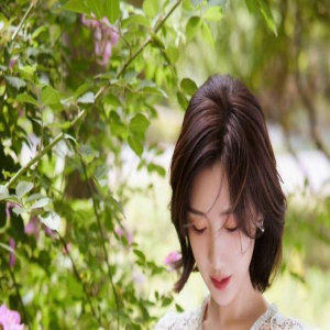 毛晓彤着蕾丝镂空裙温婉大方 腰身纤细宛如花仙子