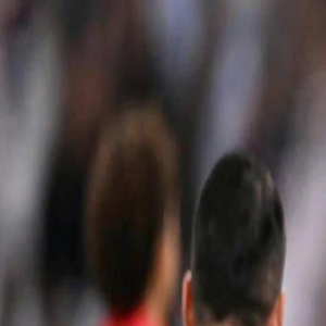 苏醒双手搂住梅西的胳膊合影，好像生怕他“逃跑”，表情都太可爱