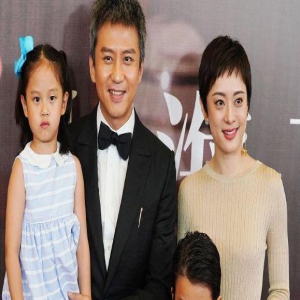 孙俪疑三胎？穿衣宽松小腹隆起，网曝还是双胞胎，11岁儿子随妈妈