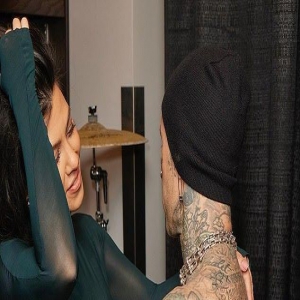 卡戴珊大姐穿透视衣展肚大如箩，丈夫俯身亲孕肚，惊喜官宣惹争议