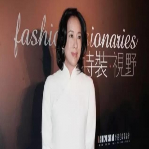 郭晶晶婆婆朱玲玲，不愧为港姐出身，白色中式风造型，优雅高级