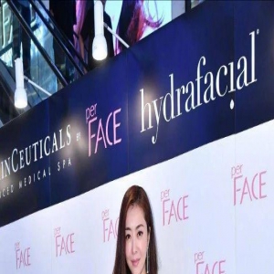 熊黛林真会博眼球！深V开叉连衣裙秀曲线，丰满身材妖娆性感