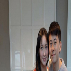 石修当爷爷后三代同堂开心庆祝父亲节 一家五口拍温馨全家福