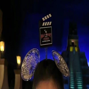 小彩旗短暂回国，素颜变化大成辣妹，和姨妈杨丽萍聚餐被指显生疏