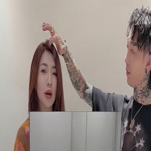 程晓玥近照曝光瘦了一大圈，纤瘦苗条不输孕前，哺乳期染发引争议