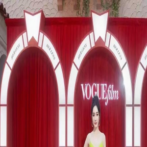 杨幂秀身材被批！穿露背深v裙画画摆拍风情到骨子里，却被说擦边