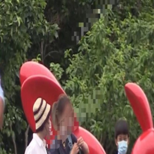 邓超全家在上海看女儿演出！孙俪衣着宽松少女依旧，11岁儿子身高猛长