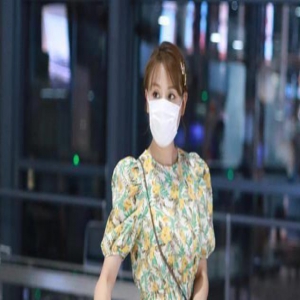 叶一茜当妈了看着也美，碎花裙配发夹少女感十足，身材还似小姑娘