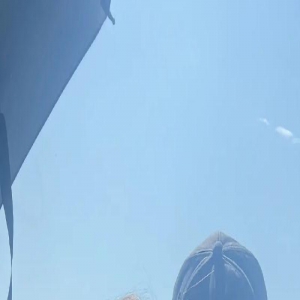 李湘女儿王诗龄晒国外度假照，穿着秒变辣妹，外形酷似Angelababy