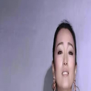 巩俐也太自信了吧，壮硕身材偏穿“紧身衫”，勒出腹部赘肉好尴尬