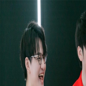 谜底终于破解了，现场举牌针对乌兹的观众，原来是自导自演的串子