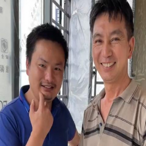 牛爱芳买新房，山上房已遗弃，二儿基因病弟弟唇腭裂，网友：报应