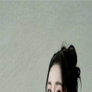 杨幂穿绿色长裙亮相活动 夏日风情绘出浪漫画卷