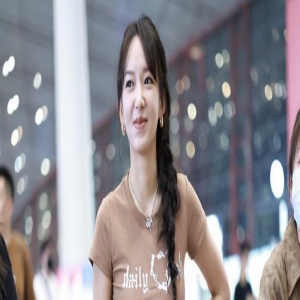 街拍：程潇卡其色紧身T恤+卡其色百褶裙+玛丽珍鞋俏皮少女