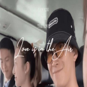 何超莲光脚穿拖鞋逛爱马仕，还罕见与梁安琪同框，窦骁全程陪伴