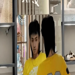 伊能静母子逛街被拍，哈利剪狼尾头追求个性时尚，跟妈妈像姐弟！