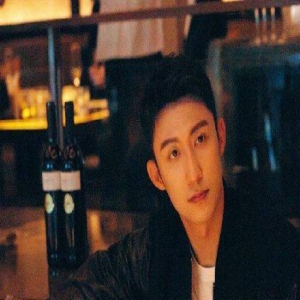 黄景瑜否认劈腿出轨家暴传闻 与前妻王雨馨是亲人朋友