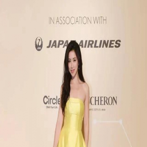 朱珠穿黄色抹身材裙现身活动，婀娜多姿，媚而不俗尽显女神风范