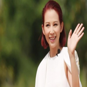 50岁蔡少芬现身街头，皮肤白嫩长发及腰似少女，裙摆上翻疑露底裤