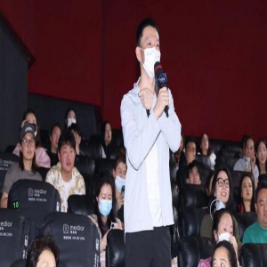 郭帆现身《消失的她》首映 期待能与朱一龙合作