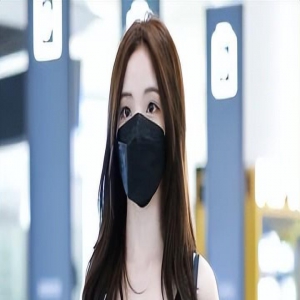 郑乃馨露肩小黑裙清凉俏丽，手背到后面走路的Nene太可爱啦