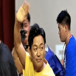 王宝强回老家，紧抱爸爸哭成泪人，姐姐罕见出镜，两人如复制粘贴