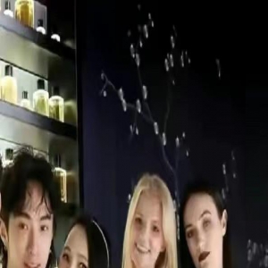 伊能静带儿子逛街！儿子穿短袖秀纹身比妈妈还瘦，剪鲻鱼头超酷炫