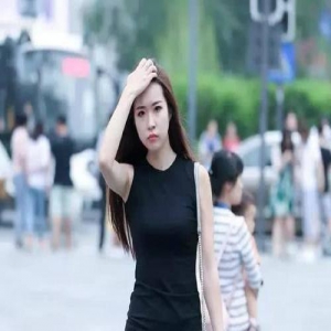 路人街拍，靓女身材非常棒，穿时髦的碎花裙，十分具有气质美